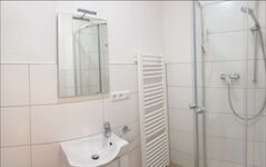 Waschbecken und WC Waschbecken und WC