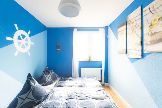 Gemütliches Sofa unter dem Fenster lädt zum Lesen oder Ausruhen ein – perfekte Ergänzung zum Schlafbereich. #ApartmentDuisburg #bequemwohnen #SofaRelax #lichtdurchflutet #Wohlfühlraum #DuisburgZimmer #komfortfürgäste #praktischesDesign Gemütliches Sofa unter dem Fenster lädt zum Lesen oder Ausruhen ein – perfekte Ergänzung zum Schlafbereich. #ApartmentDuisburg #bequemwohnen #SofaRelax #lichtdurchflutet #Wohlfühlraum #DuisburgZimmer #komfortfürgäste #praktischesDesign