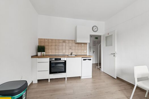 Voll ausgestattete Küche mit Spülmaschine, großem Kühlschrank und gemütlichem Sitzbereich. Voll ausgestattete Küche mit Spülmaschine, großem Kühlschrank und gemütlichem Sitzbereich.