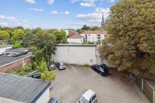 Eigener privater Parkplatz im Hinterhof für bequemes und sicheres Parken. Eigener privater Parkplatz im Hinterhof für bequemes und sicheres Parken.