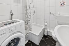 Modernes Badezimmer mit Dusche und Waschmaschine zur kostenlosen Nutzung. Modernes Badezimmer mit Dusche und Waschmaschine zur kostenlosen Nutzung.