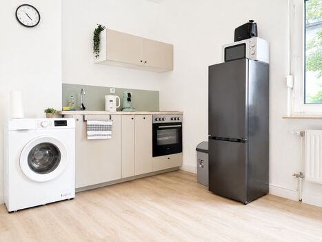 Vollausgestattete Küche inklusive Waschmaschine, Kühlschrank und Gefrierschrank, Mikrowelle, Wasserkocher und Kaffeemaschine Vollausgestattete Küche inklusive Waschmaschine, Kühlschrank und Gefrierschrank, Mikrowelle, Wasserkocher und Kaffeemaschine