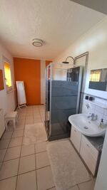 Badezimmer mit Dusche Badezimmer mit Dusche