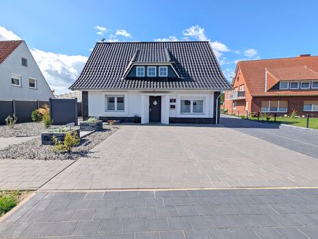 Großer Parkplatz für mind. 2 PKW (auch Transporter) vor dem Haus Großer Parkplatz für mind. 2 PKW (auch Transporter) vor dem Haus