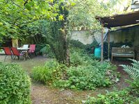 Sitzbereich und überdachte Rauchmöglichkeit Sitzbereich und überdachte Rauchmöglichkeit