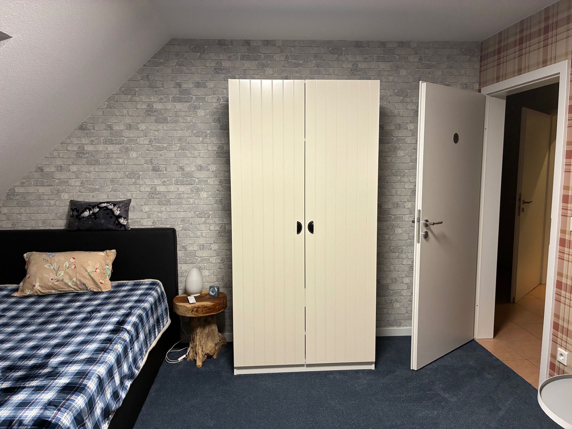 Kleiderschrank im Zimmer Kleiderschrank im Zimmer