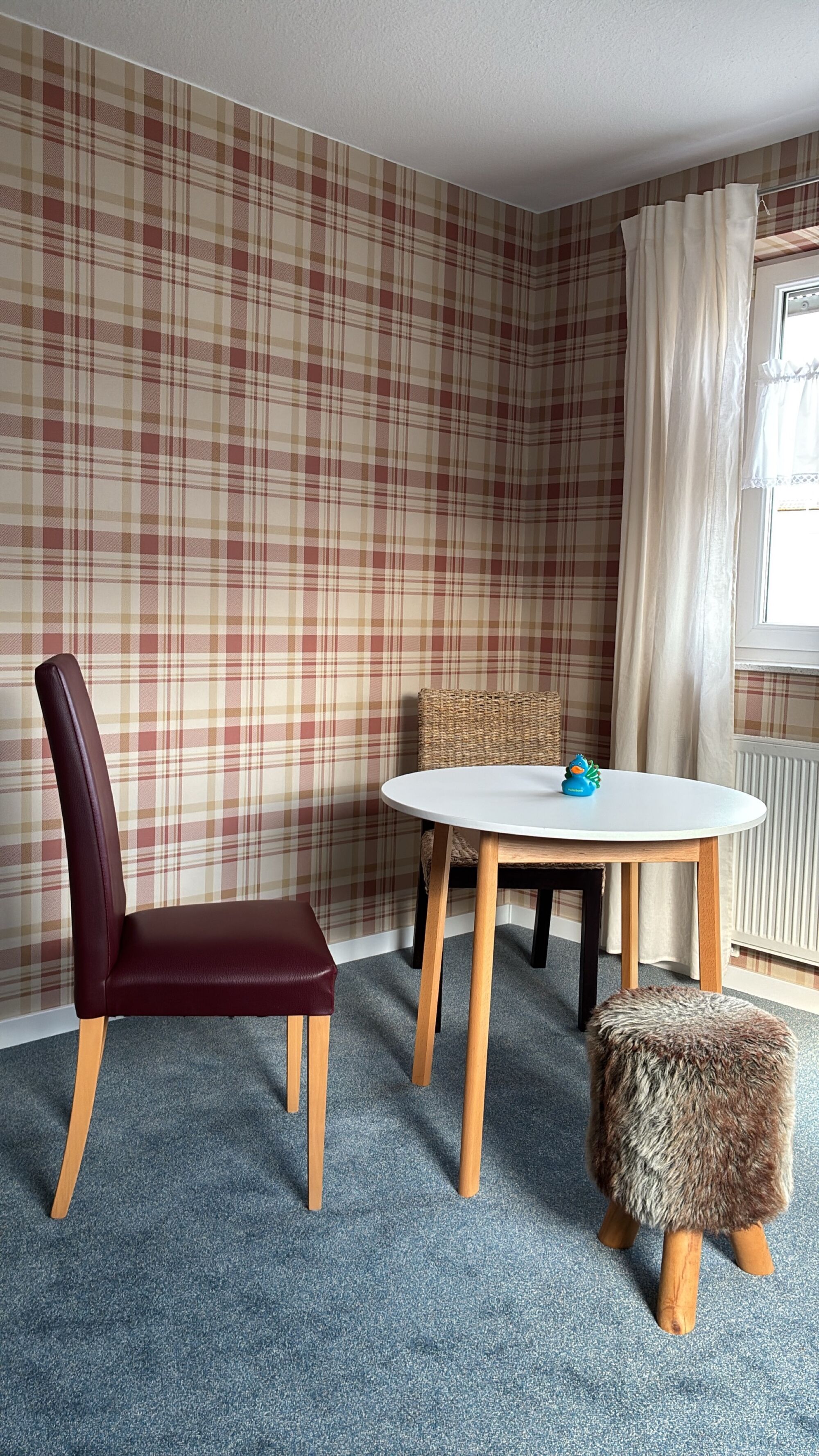 Tisch mit zwei Stühlen Tisch mit zwei Stühlen