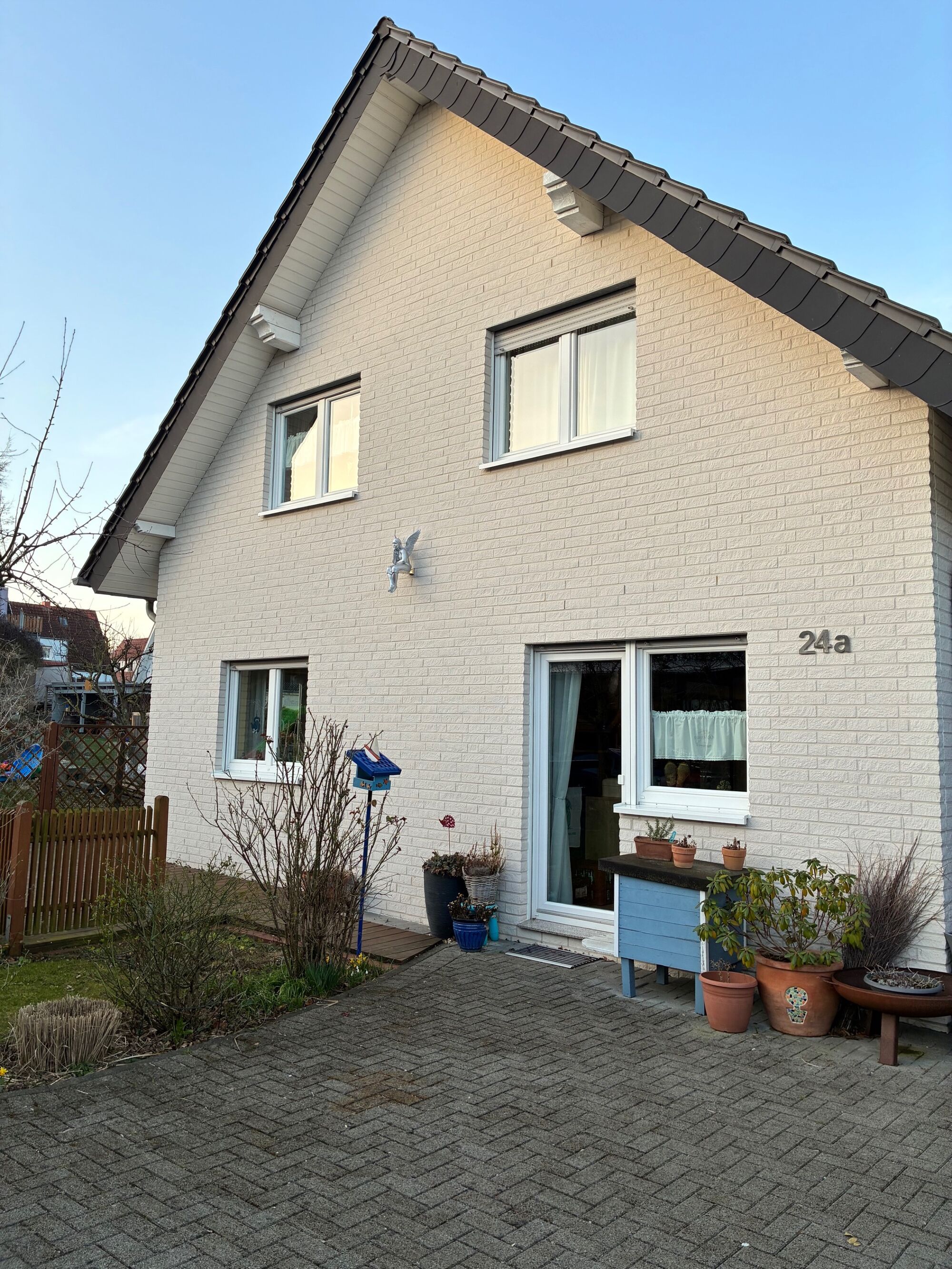 Frontansicht, das Zimmer ist oben links Frontansicht, das Zimmer ist oben links