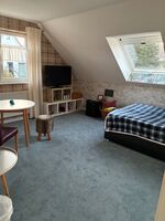 16 qm Zimmer, frisch renoviert mit Quennsize Bett, Netflix und Mininbar 16 qm Zimmer, frisch renoviert mit Quennsize Bett, Netflix und Mininbar