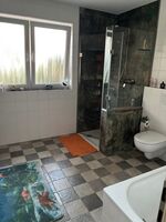 untere Bad mit Dusche und Badewanne untere Bad mit Dusche und Badewanne