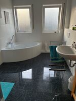 oberes Bad mit Dusche und Eckbadewanne oberes Bad mit Dusche und Eckbadewanne