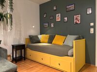 Ausziehbares Doppelbett im Wohnzimmer Ausziehbares Doppelbett im Wohnzimmer