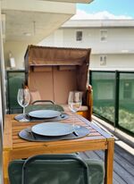 Terrasse mit Esstisch und Strandkorb Terrasse mit Esstisch und Strandkorb