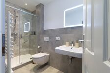 großes modernes Badezimmer großes modernes Badezimmer
