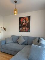 Wohnzimmer mit Schlafcouch; Verdunklung, Fernseher, Esstisch für 4 Personen Wohnzimmer mit Schlafcouch; Verdunklung, Fernseher, Esstisch für 4 Personen