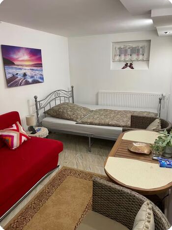 Schönes Souterrain Zimmer mit Terrasse Schönes Souterrain Zimmer mit Terrasse