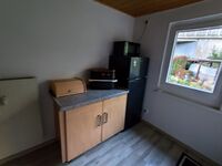 Küche mit Kühl und Gefrierkombination, Mikrowelle und Airfryer sowie Grossen Stauraum für Vorräte Küche mit Kühl und Gefrierkombination, Mikrowelle und Airfryer sowie Grossen Stauraum für Vorräte