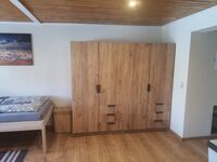 1 Kleiderschrank pro Gast 1 Kleiderschrank pro Gast