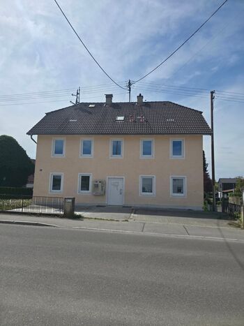 Gepflegtes Hauptgebäude mit idealer AnbindungUnser zweistöckiges Pensionsgebäude bietet Monteuren und Pendlern eine solide, saubere Basis für ihren Aufenthalt. Das Haus ist freistehend, übersichtlich gestaltet und durch die Fensterfronten in allen Zimmern sehr hell. Die breite Zufahrt direkt vor dem Haus sorgt für kurze Wege beim Aus- und Einladen. Perfekt für einen entspannten Feierabend nach der Schicht. Gepflegtes Hauptgebäude mit idealer AnbindungUnser zweistöckiges Pensionsgebäude bietet Monteuren und Pendlern eine solide, saubere Basis für ihren Aufenthalt. Das Haus ist freistehend, übersichtlich gestaltet und durch die Fensterfronten in allen Zimmern sehr hell. Die breite Zufahrt direkt vor dem Haus sorgt für kurze Wege beim Aus- und Einladen. Perfekt für einen entspannten Feierabend nach der Schicht.