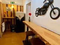 Gemeinschaftsraum mit Küche und Kühlschrank Gemeinschaftsraum mit Küche und Kühlschrank