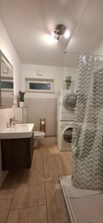 Badezimmer mit Trockner und Waschmaschine Sonneberg 3 BR Badezimmer mit Trockner und Waschmaschine Sonneberg 3 BR