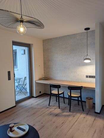 Arbeitsbereich und Balkon Arbeitsbereich und Balkon