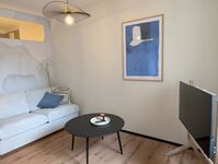 Wohnzimmer mit Schlafsofa und Smart-TV Wohnzimmer mit Schlafsofa und Smart-TV