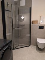 Walkin-Dusche und Waschmaschine Walkin-Dusche und Waschmaschine