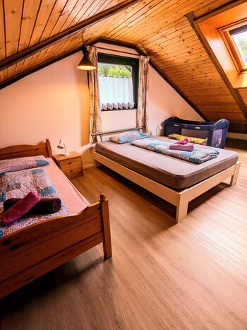 Schlafzimmer im OG mit 1 Einzelbett und 1 großes Einzelbett Schlafzimmer im OG mit 1 Einzelbett und 1 großes Einzelbett