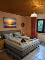 Schlafzimmer im EG. Betten werden ggf außernander geschoben damit 2 komplett separate Einzelbetten entstehen Schlafzimmer im EG. Betten werden ggf außernander geschoben damit 2 komplett separate Einzelbetten entstehen