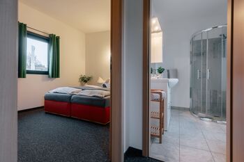 Schlafzimmer und Bad Schlafzimmer und Bad