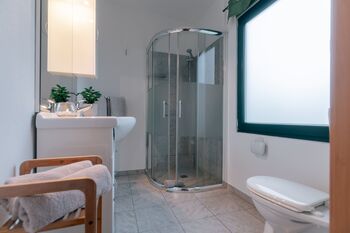 eigenes Bad mit Dusche und WC eigenes Bad mit Dusche und WC