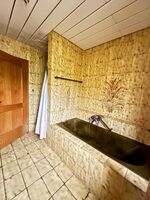 Ein weiteres Badezimmer mit Dusche und Badewanne Ein weiteres Badezimmer mit Dusche und Badewanne