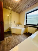 Mit Dusche und Badewanne Mit Dusche und Badewanne