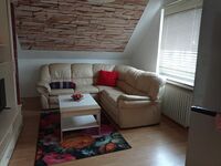 Großes Wohnzimmer mit Fernseher und Tisch mit Stühlen Großes Wohnzimmer mit Fernseher und Tisch mit Stühlen