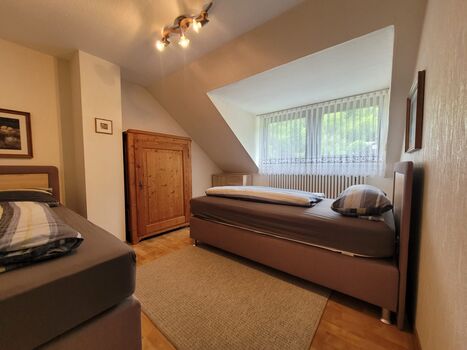 Hier lässt es sich aushalten: Dein Einzelbett im Zimmer mit Gartenblick. Hier lässt es sich aushalten: Dein Einzelbett im Zimmer mit Gartenblick.