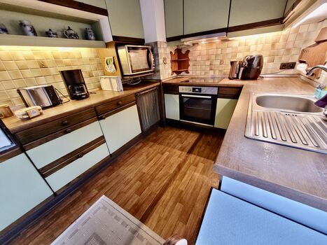 Fühl dich wie zuhause: Vollwertige Küche in deiner Trierer Ferienwohnung. Fühl dich wie zuhause: Vollwertige Küche in deiner Trierer Ferienwohnung.