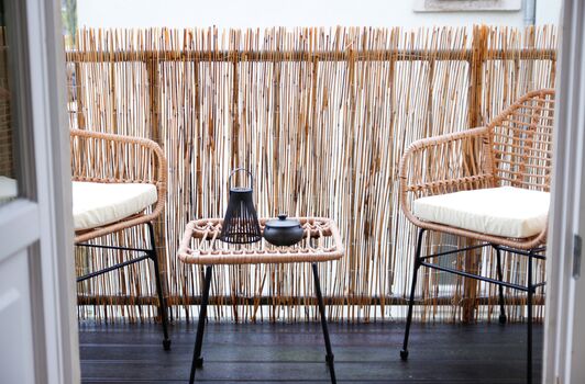 Gemütlicher Balkon - Vollausgestattete Küche mit großen Töpfen und Pfannen - Monteurzimmer Unterkunft Dresden Gemütlicher Balkon - Vollausgestattete Küche mit großen Töpfen und Pfannen - Monteurzimmer Unterkunft Dresden