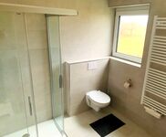 Modernes Badezimmer mit großer Dusche Modernes Badezimmer mit großer Dusche