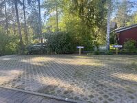 Zu der Wohnung gehören 2 PKW Stellplätze (max. 5m Länge). Zu der Wohnung gehören 2 PKW Stellplätze (max. 5m Länge).