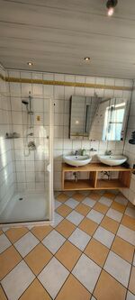 Bad mit Dusche und 2 Waschbecken Bad mit Dusche und 2 Waschbecken