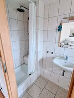 Bad mit Dusche Bad mit Dusche