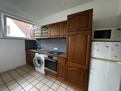 Küche mit Herd, Backofen, Mikrowelle, Kühlschrank und Waschmaschine Küche mit Herd, Backofen, Mikrowelle, Kühlschrank und Waschmaschine