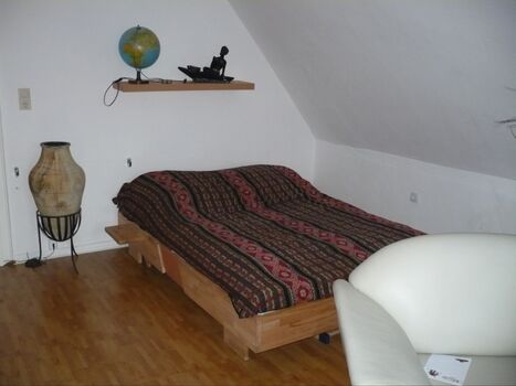 Möbliertes Zimmer mit Herkulesblick in Künstlerwohnung Bild 3 Möbliertes Zimmer mit Herkulesblick in Künstlerwohnung Bild 3