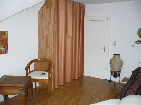 Möbliertes Zimmer mit Herkulesblick in Künstlerwohnung Bild 2 Möbliertes Zimmer mit Herkulesblick in Künstlerwohnung Bild 2