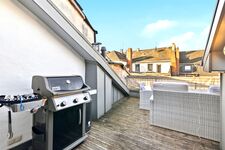 Holzdielen-Dachterrasse mit Weber-Gasgrill, grauem Rattan-Loungesofa, Blick über Saarburger Altstadt Holzdielen-Dachterrasse mit Weber-Gasgrill, grauem Rattan-Loungesofa, Blick über Saarburger Altstadt