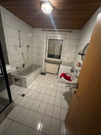 Das Badezimmer ist älteren Baujahrs, bietet jedoch viel funktionalen Komfort. Es verfügt über zwei Duschen sowie zwei Waschbecken, ideal für mehrere Personen oder Familien. Zusätzlich ist eine Waschmaschine vorhanden, die den Alltag erleichtert. Trotz seines älteren Stils ist das Bad gepflegt und bietet ausreichend Platz für die täglichen Routinen. Das Badezimmer ist älteren Baujahrs, bietet jedoch viel funktionalen Komfort. Es verfügt über zwei Duschen sowie zwei Waschbecken, ideal für mehrere Personen oder Familien. Zusätzlich ist eine Waschmaschine vorhanden, die den Alltag erleichtert. Trotz seines älteren Stils ist das Bad gepflegt und bietet ausreichend Platz für die täglichen Routinen.