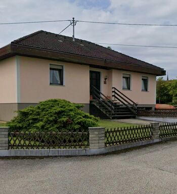 Dieser attraktive Bungalow bietet auf einer Ebene komfortables Wohnen in ruhiger Lage. Das Haus verfügt über einen großzügigen, gepflegten Garten, der viel Platz zum Entspannen, Spielen oder Gärtnern bietet. Zwei private Parkplätze direkt am Haus sorgen für bequemes Ankommen ohne Parkplatzsuche. Dieser attraktive Bungalow bietet auf einer Ebene komfortables Wohnen in ruhiger Lage. Das Haus verfügt über einen großzügigen, gepflegten Garten, der viel Platz zum Entspannen, Spielen oder Gärtnern bietet. Zwei private Parkplätze direkt am Haus sorgen für bequemes Ankommen ohne Parkplatzsuche.