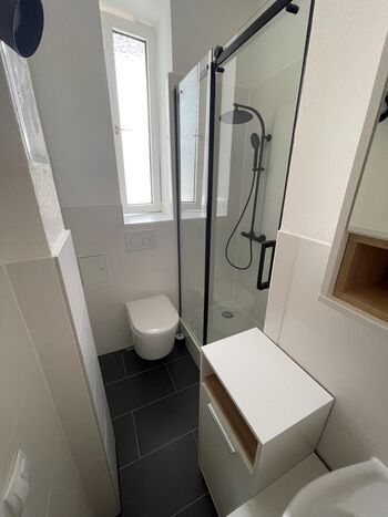 Modernes Bad mit Dusche, Toilette und Waschbecken Modernes Bad mit Dusche, Toilette und Waschbecken