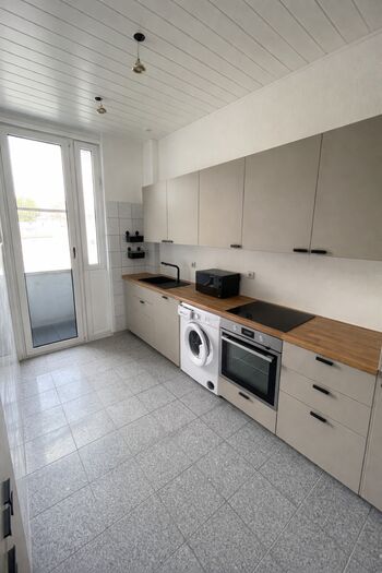 Moderne Küche mitt Mikrowelle, zwei großen Kühlschränken, Mikrowelle und Spülmaschine Moderne Küche mitt Mikrowelle, zwei großen Kühlschränken, Mikrowelle und Spülmaschine